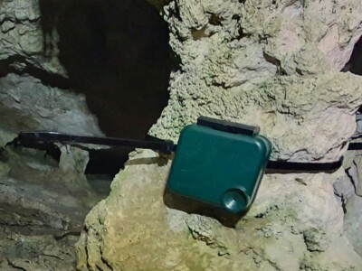 Audiomoth για την καταγραφή παρουσίας υδροβάτη τοποθετημένο σε σπήλαιο