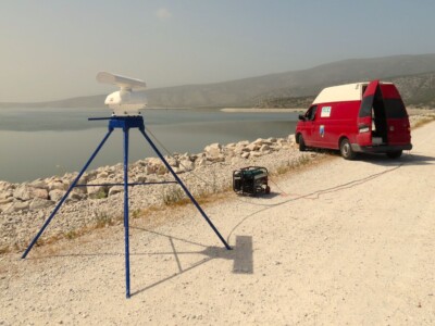 The ornithological radar is used to monitor the movements and the abundance of birds in flight, for example during migration.