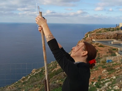 Μια συσκευή καταγραφής ήχου τοποθετείται για την παρακολούθηση της παρουσίας νυχτερίδων.