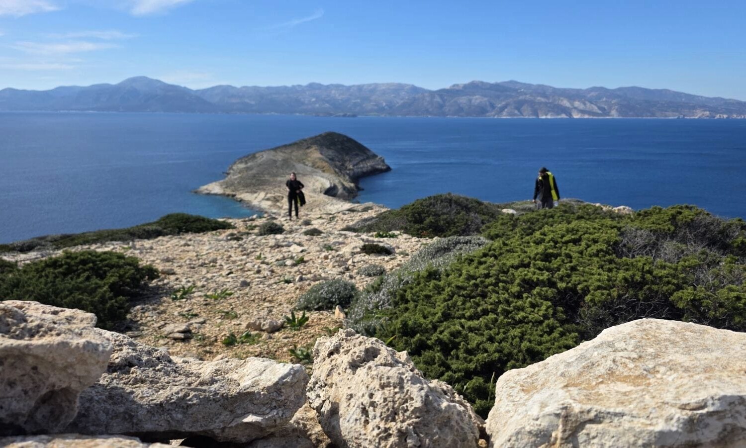 η θέα από την κορυφή του νησιού Άγιου Νικολάου μπρος τα δυτικά, στο βάθος η Νάξος